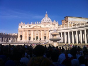 In attesa per entrare nella Basilica di San Pietro 